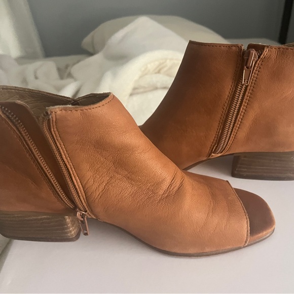 Beautiful boots - Picture 2 of 5